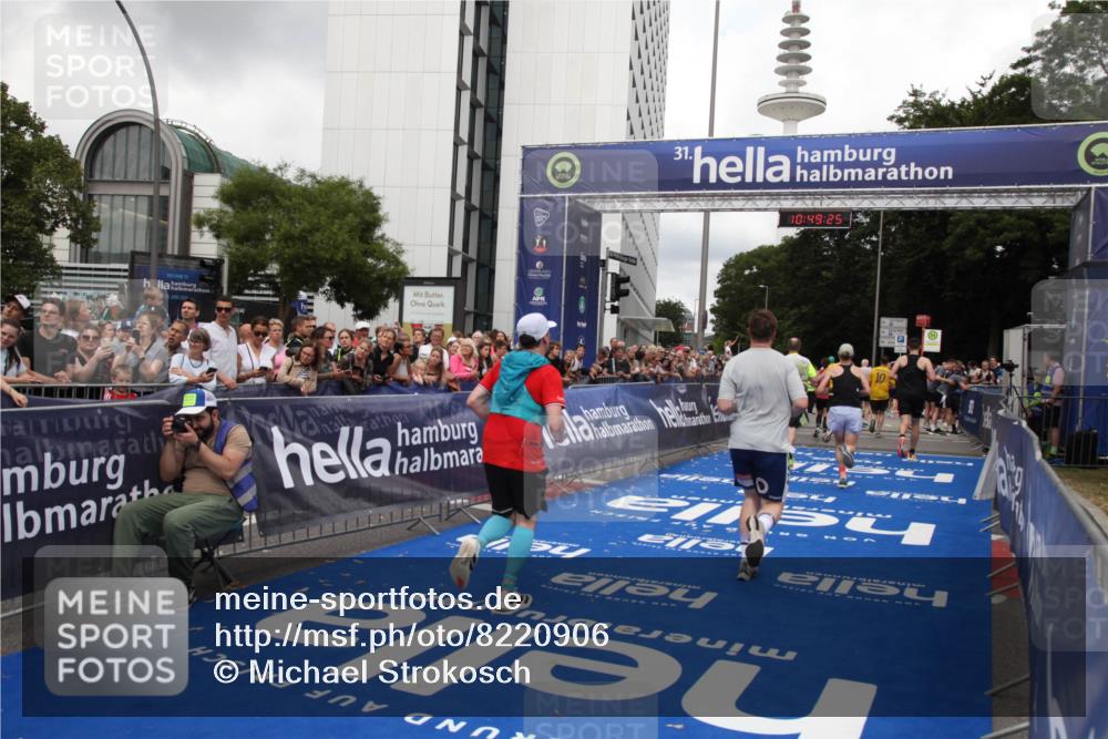 29.06.2025 - hella hamburg halbmarathon Michael Strokosch http://msf.ph/oto/8220906 29.06.2025 10:49:24 Ziel 4183, 4185, 6158, 8112, 9348, 10053, 10189, 11819, 13450, 14526, 15422, 16369 meine-sportfotos.de