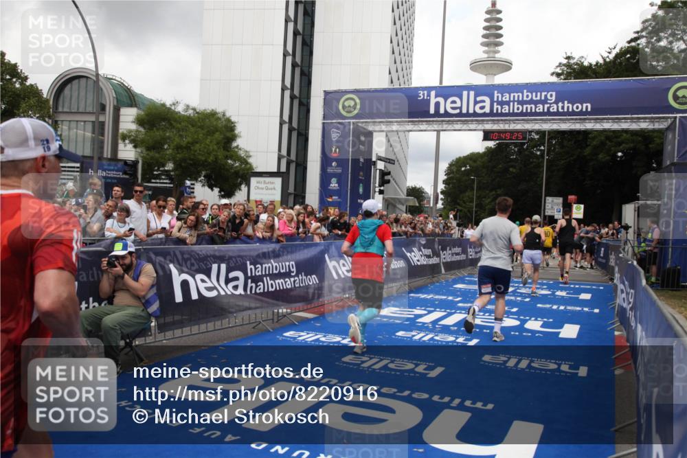 29.06.2025 - hella hamburg halbmarathon Michael Strokosch http://msf.ph/oto/8220916 29.06.2025 10:49:24 Ziel 4183, 4185, 6158, 8112, 9348, 10053, 10189, 11819, 13450, 14526, 15422, 16369 meine-sportfotos.de