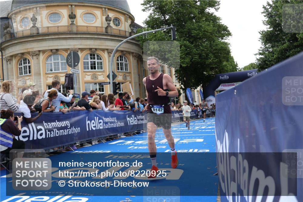 29.06.2025 - hella hamburg halbmarathon Strokosch-Dieckow http://msf.ph/oto/8220925 29.06.2025 10:29:01 Ziel 1827, 3043, 8473, 10171, 10351, 16157, 18874, 19142 meine-sportfotos.de
