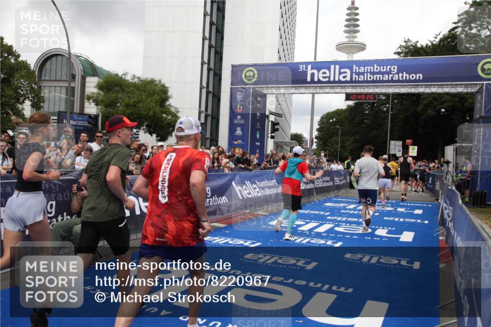 29.06.2025 - hella hamburg halbmarathon Michael Strokosch http://msf.ph/oto/8220967 29.06.2025 10:49:25 Ziel 4183, 4185, 6158, 9348, 10053, 10189, 11819, 12670, 13450, 14526, 15422, 15784, 15894, 15966 meine-sportfotos.de
