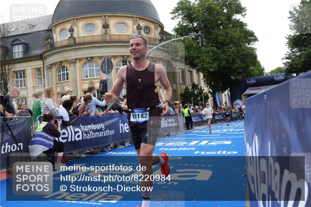 29.06.2025 - hella hamburg halbmarathon Strokosch-Dieckow http://msf.ph/oto/8220984 29.06.2025 10:29:01 Ziel 1827, 3043, 8473, 10171, 10351, 16157, 18874, 19142 meine-sportfotos.de