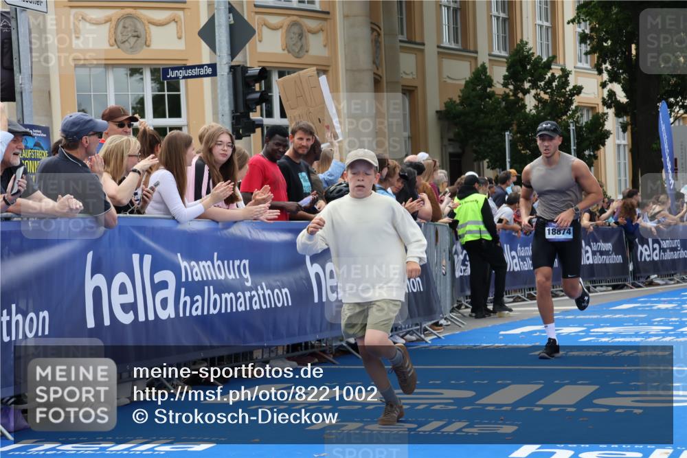 29.06.2025 - hella hamburg halbmarathon Strokosch-Dieckow http://msf.ph/oto/8221002 29.06.2025 10:29:03 Ziel 3043, 8473, 10171, 10351, 16157, 18874, 19142, 19194 meine-sportfotos.de