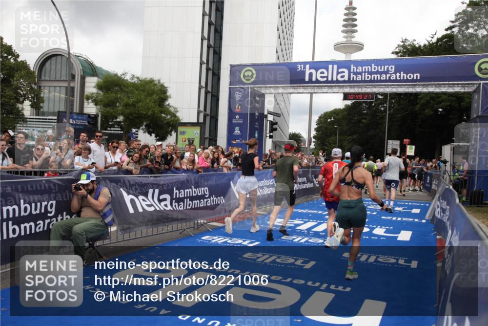 29.06.2025 - hella hamburg halbmarathon Michael Strokosch http://msf.ph/oto/8221006 29.06.2025 10:49:26 Ziel 1342, 4183, 4185, 6158, 10053, 10189, 11779, 11819, 12670, 14526, 14838, 15422, 15784, 15894, 15966 meine-sportfotos.de