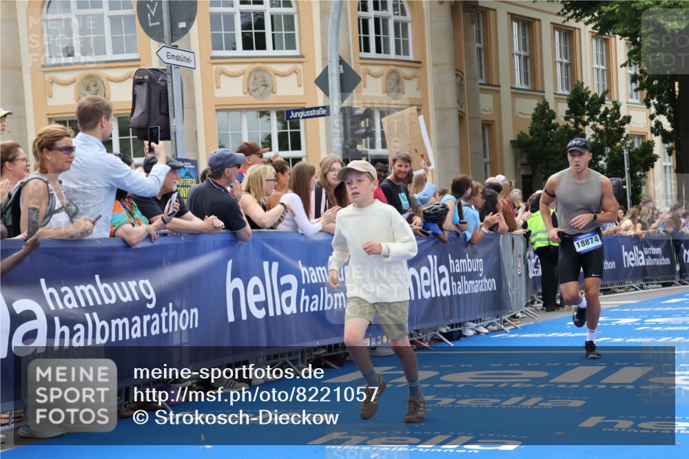 29.06.2025 - hella hamburg halbmarathon Strokosch-Dieckow http://msf.ph/oto/8221057 29.06.2025 10:29:04 Ziel 3043, 8473, 10171, 10351, 16157, 18874, 19142, 19194 meine-sportfotos.de