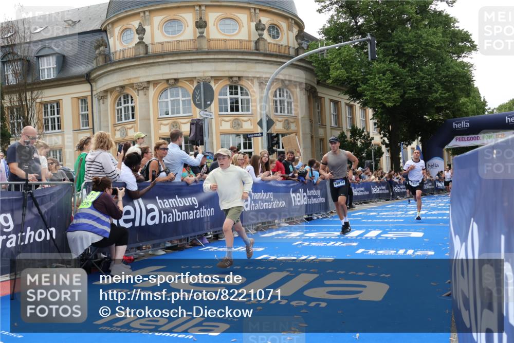 29.06.2025 - hella hamburg halbmarathon Strokosch-Dieckow http://msf.ph/oto/8221071 29.06.2025 10:29:04 Ziel 3043, 8473, 10171, 10351, 16157, 18874, 19142, 19194 meine-sportfotos.de