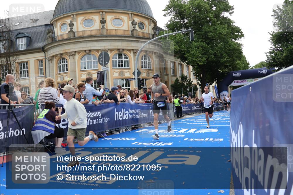 29.06.2025 - hella hamburg halbmarathon Strokosch-Dieckow http://msf.ph/oto/8221095 29.06.2025 10:29:05 Ziel 3043, 8473, 10171, 10351, 16157, 18874, 19194 meine-sportfotos.de