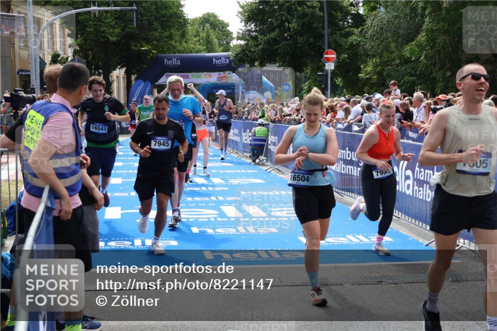 29.06.2025 - hella hamburg halbmarathon Zöllner http://msf.ph/oto/8221147 29.06.2025 11:26:23 Ziel 1005, 1939, 2414, 3678, 5814, 7351, 7808, 7945, 7980, 8144, 12210, 12381, 15114, 16421, 16422, 16504, 16541, 17736, 18439, 19154 meine-sportfotos.de