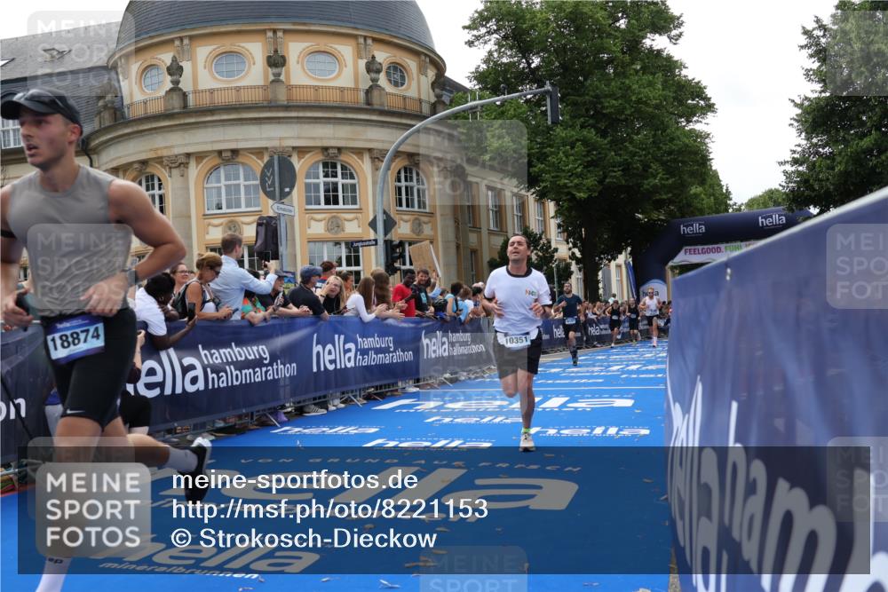 29.06.2025 - hella hamburg halbmarathon Strokosch-Dieckow http://msf.ph/oto/8221153 29.06.2025 10:29:06 Ziel 3043, 8473, 10171, 10351, 16157, 18874, 19194 meine-sportfotos.de