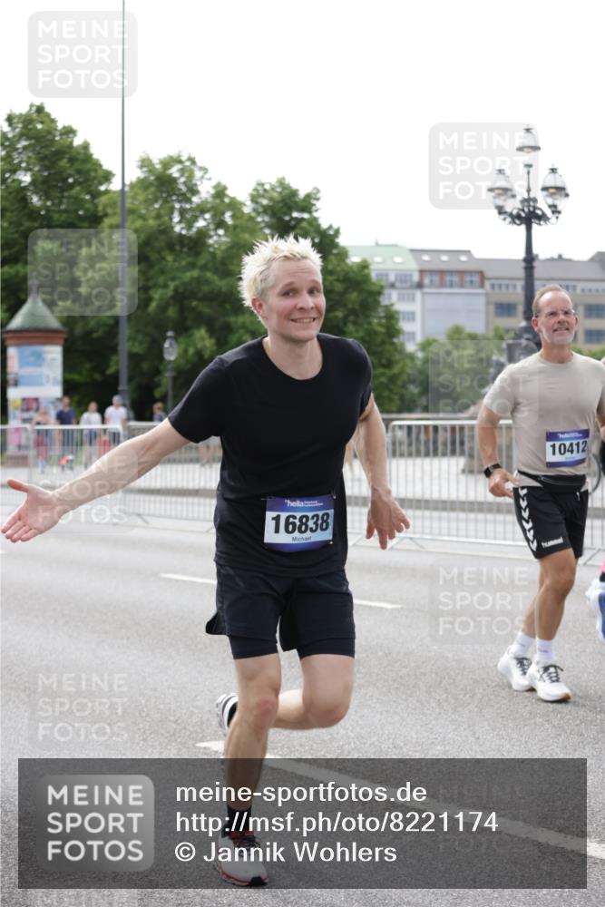 29.06.2025 - hella hamburg halbmarathon Jannik Wohlers http://msf.ph/oto/8221174 29.06.2025 10:27:20 Lombardsbrücke 2080, 3389, 5177, 6214, 7764, 7978, 8085, 9688, 10158, 10412, 10413, 12823, 13043, 13860, 14206, 15607, 16569, 16804, 16838, 17427, 17791, 18012, 18301, 18626 meine-sportfotos.de