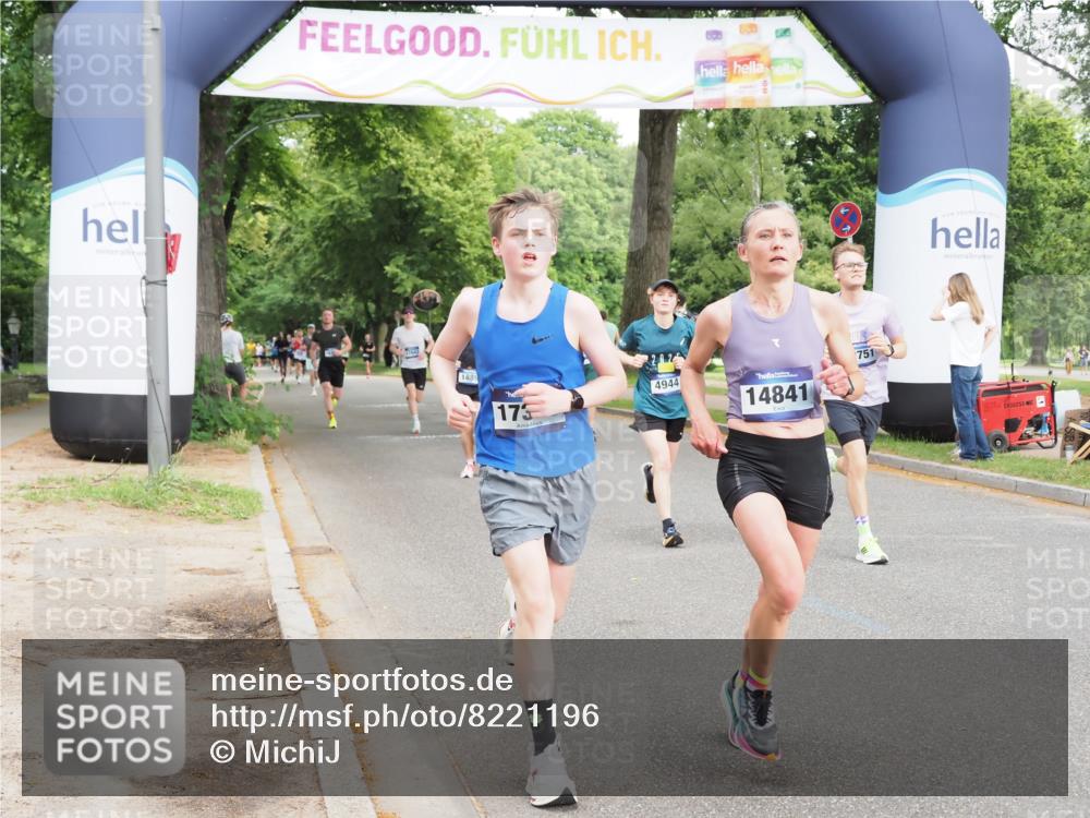 29.06.2025 - hella hamburg halbmarathon MichiJ http://msf.ph/oto/8221196 29.06.2025 10:24:23 Zwischen KM18-KM19 1562, 1889, 4944, 5554, 6032, 12751, 14841, 17306, 18220 meine-sportfotos.de