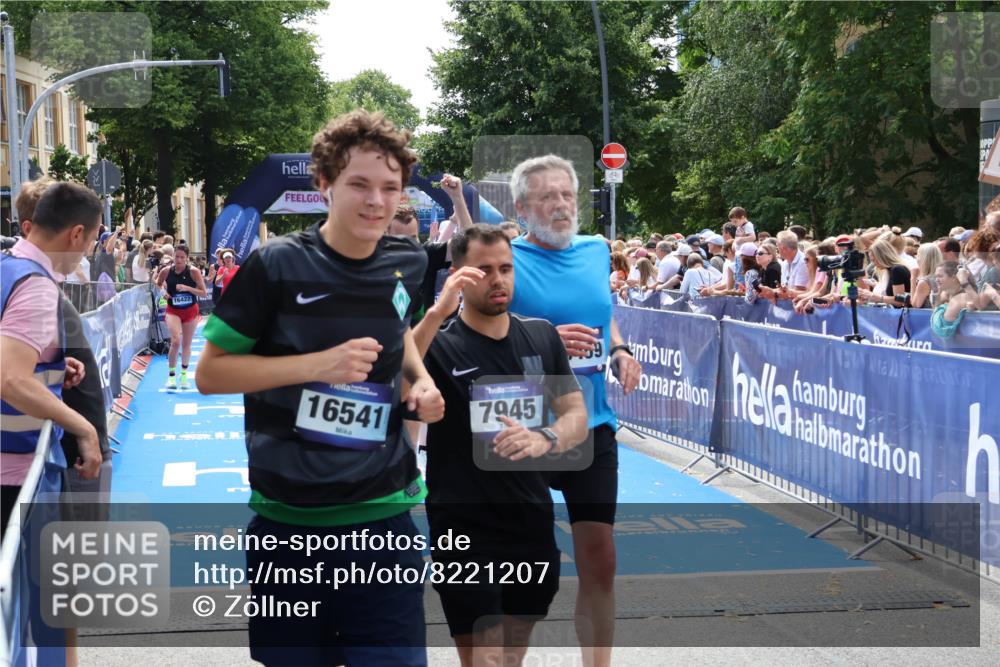 29.06.2025 - hella hamburg halbmarathon Zöllner http://msf.ph/oto/8221207 29.06.2025 11:26:25 Ziel 1939, 2414, 3678, 3817, 5814, 7351, 7808, 8144, 12210, 12381, 15114, 16421, 16422, 16676, 17736, 18439, 18507, 19154 meine-sportfotos.de