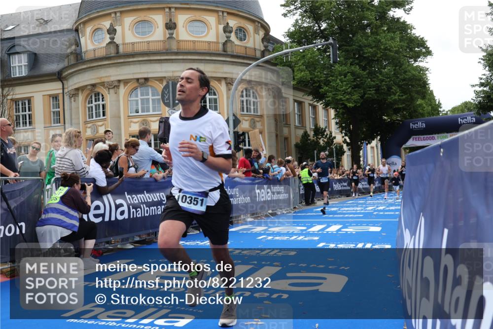 29.06.2025 - hella hamburg halbmarathon Strokosch-Dieckow http://msf.ph/oto/8221232 29.06.2025 10:29:06 Ziel 3043, 8473, 10171, 10351, 16157, 18874, 19194 meine-sportfotos.de