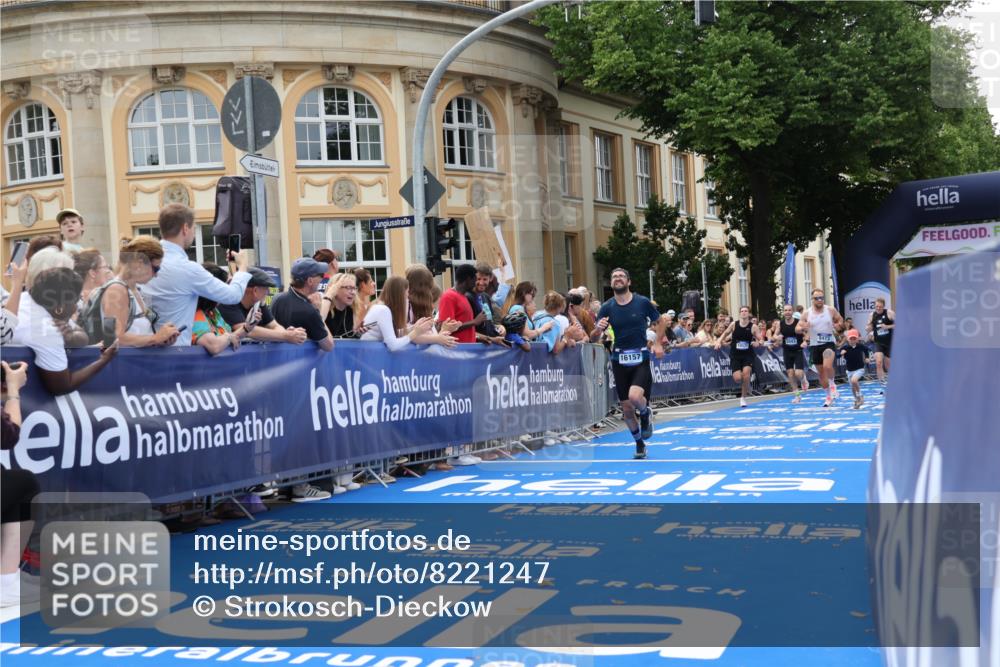 29.06.2025 - hella hamburg halbmarathon Strokosch-Dieckow http://msf.ph/oto/8221247 29.06.2025 10:29:07 Ziel 3043, 8473, 10171, 10351, 16157, 18874, 19194 meine-sportfotos.de