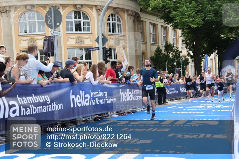 29.06.2025 - hella hamburg halbmarathon Strokosch-Dieckow http://msf.ph/oto/8221264 29.06.2025 10:29:07 Ziel 3043, 8473, 10171, 10351, 16157, 18874, 19194 meine-sportfotos.de