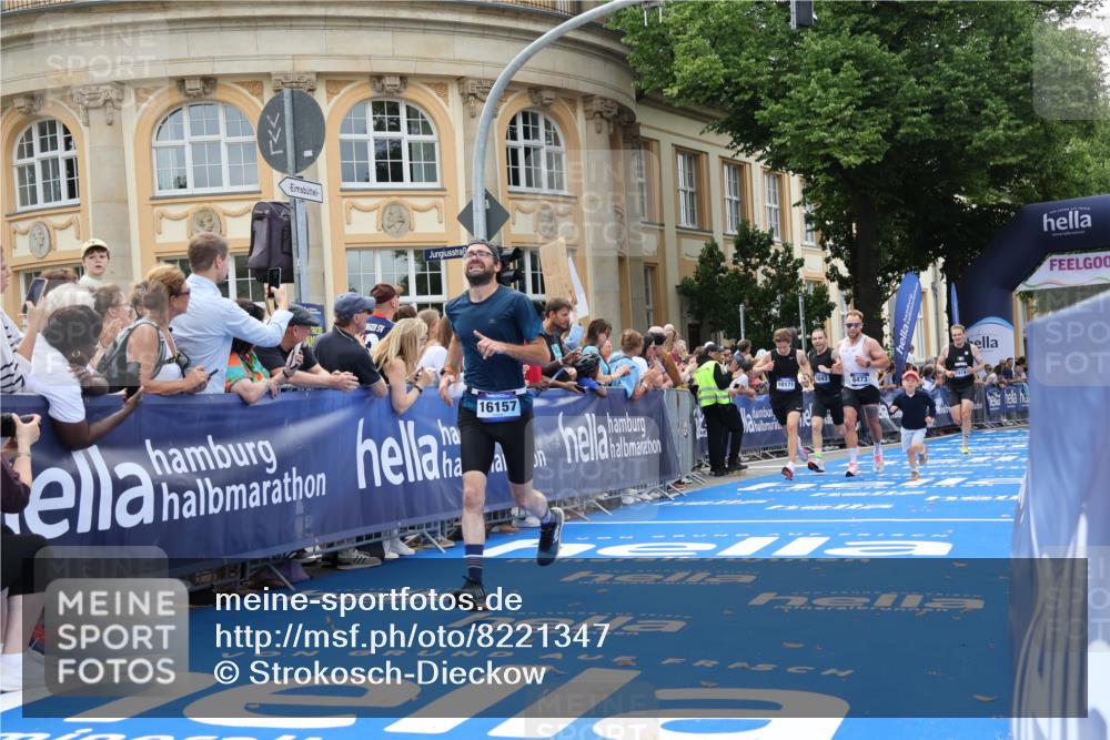29.06.2025 - hella hamburg halbmarathon Strokosch-Dieckow http://msf.ph/oto/8221347 29.06.2025 10:29:08 Ziel 3043, 8473, 10171, 10351, 16157, 18874, 19194 meine-sportfotos.de