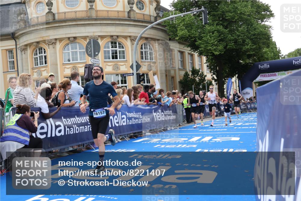 29.06.2025 - hella hamburg halbmarathon Strokosch-Dieckow http://msf.ph/oto/8221407 29.06.2025 10:29:08 Ziel 3043, 8473, 10171, 10351, 16157, 18874, 19194 meine-sportfotos.de
