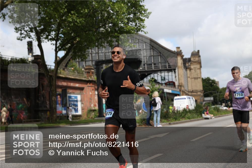 29.06.2025 - hella hamburg halbmarathon Yannick Fuchs http://msf.ph/oto/8221416 29.06.2025 10:33:06 20KM 1042, 1615, 1688, 1710, 2262, 2296, 2719, 2745, 2849, 3014, 3431, 3530, 4148, 5091, 5248, 6095, 6684, 7110, 8091, 10218, 11049, 11281, 11379, 12137, 12915, 13755, 14688, 14992, 15372, 16075, 16280, 17154, 17623, 17722, 18761 meine-sportfotos.de