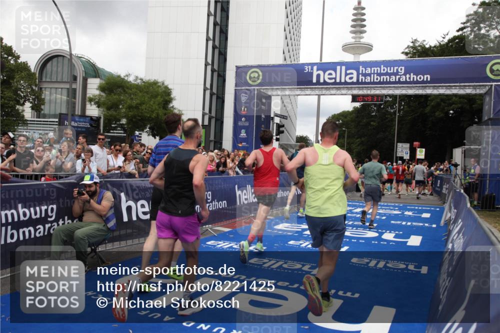 29.06.2025 - hella hamburg halbmarathon Michael Strokosch http://msf.ph/oto/8221425 29.06.2025 10:49:30 Ziel 1342, 1476, 2878, 4183, 4185, 8437, 8813, 11339, 11779, 11819, 12670, 13269, 14838, 15422, 15784, 15894, 15966, 16891, 18476, 18887, 18960 meine-sportfotos.de