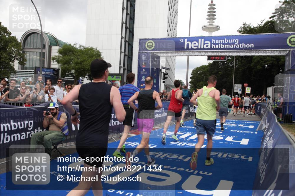 29.06.2025 - hella hamburg halbmarathon Michael Strokosch http://msf.ph/oto/8221434 29.06.2025 10:49:30 Ziel 1342, 1476, 2878, 4183, 4185, 8437, 8813, 11339, 11779, 11819, 12670, 13269, 14838, 15422, 15784, 15894, 15966, 16891, 18476, 18887, 18960 meine-sportfotos.de