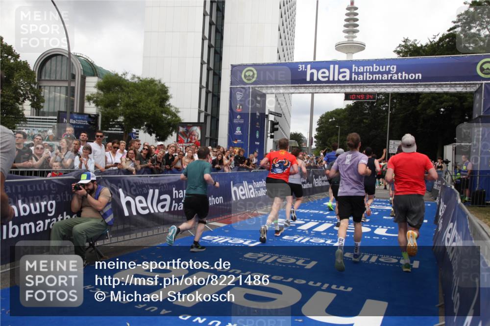 29.06.2025 - hella hamburg halbmarathon Michael Strokosch http://msf.ph/oto/8221486 29.06.2025 10:49:33 Ziel 1342, 1476, 2592, 2596, 2878, 8437, 8689, 8813, 11339, 11340, 11779, 12094, 12670, 13233, 13269, 14838, 15784, 15857, 15894, 15966, 16114, 16592, 16891, 18476, 18887, 18960 meine-sportfotos.de