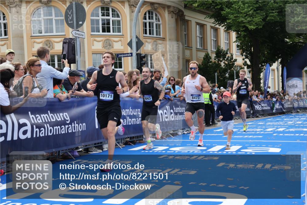 29.06.2025 - hella hamburg halbmarathon Strokosch-Dieckow http://msf.ph/oto/8221501 29.06.2025 10:29:10 Ziel 3043, 8473, 10171, 12287, 12337, 14395, 16157, 19194 meine-sportfotos.de