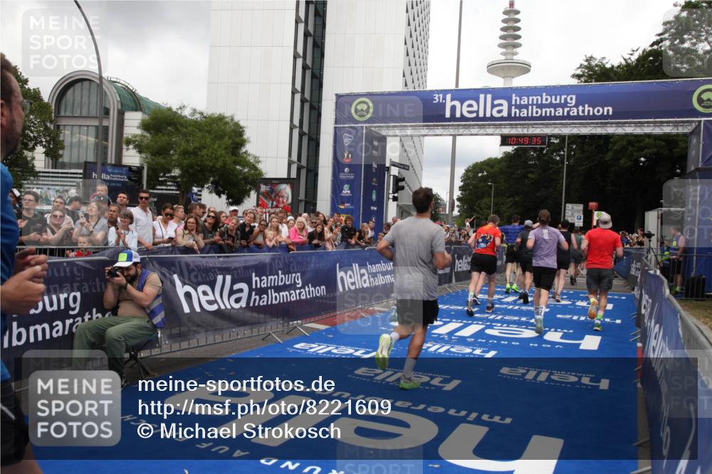 29.06.2025 - hella hamburg halbmarathon Michael Strokosch http://msf.ph/oto/8221609 29.06.2025 10:49:34 Ziel 1342, 1476, 2516, 2592, 2596, 2878, 2889, 5705, 8437, 8689, 8813, 11339, 11340, 11779, 12094, 12670, 13233, 13269, 14562, 14838, 15784, 15857, 15894, 15966, 16114, 16592, 16738, 16891, 18476, 18887, 18960 meine-sportfotos.de