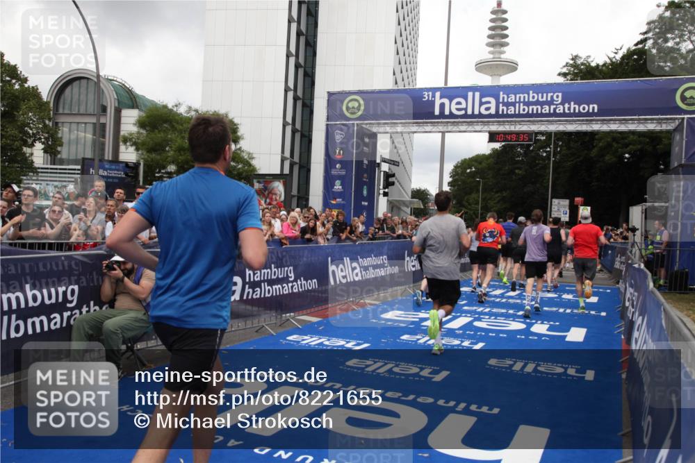 29.06.2025 - hella hamburg halbmarathon Michael Strokosch http://msf.ph/oto/8221655 29.06.2025 10:49:34 Ziel 1342, 1476, 2516, 2592, 2596, 2878, 2889, 5705, 8437, 8689, 8813, 11339, 11340, 11779, 12094, 12670, 13233, 13269, 14562, 14838, 15784, 15857, 15894, 15966, 16114, 16592, 16738, 16891, 18476, 18887, 18960 meine-sportfotos.de