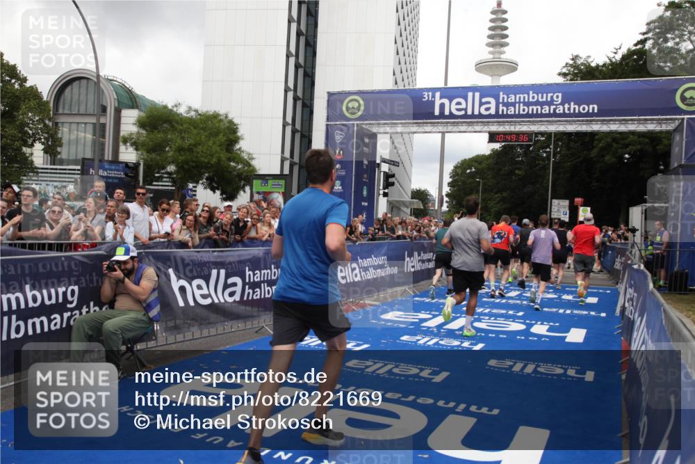 29.06.2025 - hella hamburg halbmarathon Michael Strokosch http://msf.ph/oto/8221669 29.06.2025 10:49:34 Ziel 1342, 1476, 2516, 2592, 2596, 2878, 2889, 5705, 8437, 8689, 8813, 11339, 11340, 11779, 12094, 12670, 13233, 13269, 14562, 14838, 15784, 15857, 15894, 15966, 16114, 16592, 16738, 16891, 18476, 18887, 18960 meine-sportfotos.de