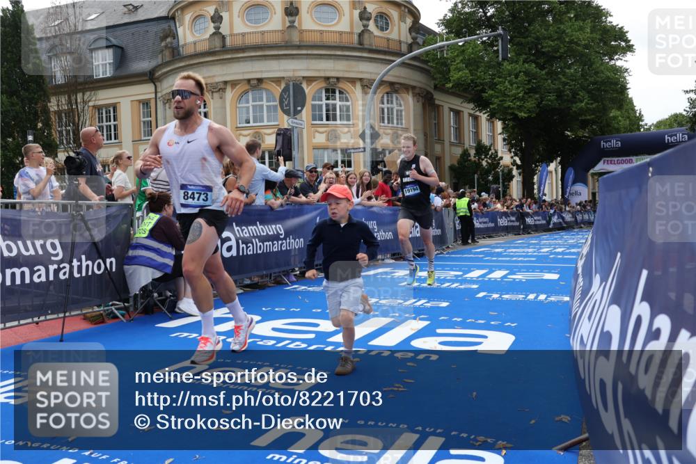 29.06.2025 - hella hamburg halbmarathon Strokosch-Dieckow http://msf.ph/oto/8221703 29.06.2025 10:29:12 Ziel 3043, 8473, 10171, 12287, 12337, 14164, 14395, 16157, 19194 meine-sportfotos.de