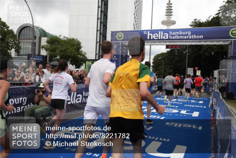 29.06.2025 - hella hamburg halbmarathon Michael Strokosch http://msf.ph/oto/8221782 29.06.2025 10:49:35 Ziel 1342, 1476, 2516, 2592, 2596, 2878, 2889, 5705, 8437, 8689, 8813, 9038, 9649, 11339, 11340, 11679, 11779, 12094, 13233, 13269, 14562, 14838, 15392, 15857, 16114, 16592, 16738, 16891, 17001, 18476, 18887, 18960 meine-sportfotos.de