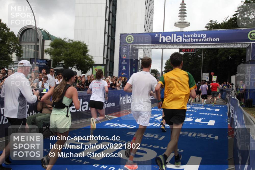 29.06.2025 - hella hamburg halbmarathon Michael Strokosch http://msf.ph/oto/8221802 29.06.2025 10:49:36 Ziel 1476, 2516, 2592, 2596, 2878, 2889, 5705, 8437, 8689, 8813, 9038, 9649, 11339, 11340, 11679, 12094, 13233, 13269, 14562, 15392, 15857, 16114, 16592, 16738, 16891, 17001, 18476, 18887, 18960 meine-sportfotos.de