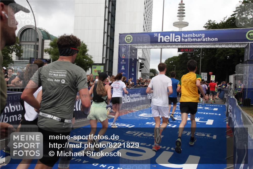 29.06.2025 - hella hamburg halbmarathon Michael Strokosch http://msf.ph/oto/8221829 29.06.2025 10:49:36 Ziel 1476, 2516, 2592, 2596, 2878, 2889, 5705, 8437, 8689, 8813, 9038, 9649, 11339, 11340, 11679, 12094, 13233, 13269, 14562, 15392, 15857, 16114, 16592, 16738, 16891, 17001, 18476, 18887, 18960 meine-sportfotos.de