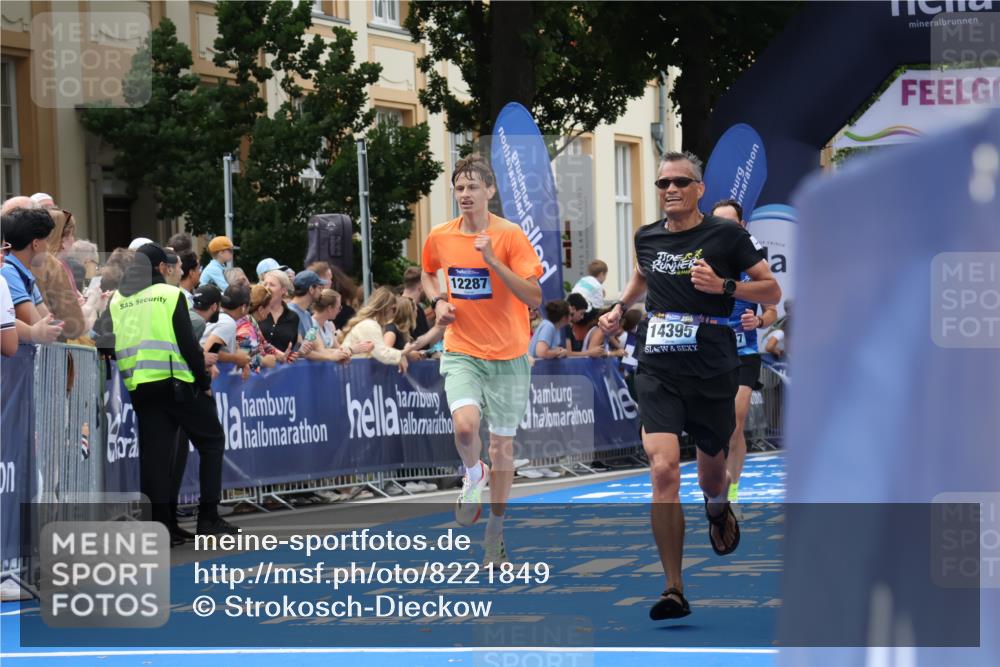 29.06.2025 - hella hamburg halbmarathon Strokosch-Dieckow http://msf.ph/oto/8221849 29.06.2025 10:29:18 Ziel 2075, 8975, 9571, 10156, 12234, 12287, 12337, 13838, 14164, 14395, 15880, 18737, 19203 meine-sportfotos.de