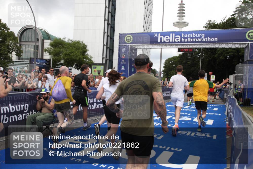 29.06.2025 - hella hamburg halbmarathon Michael Strokosch http://msf.ph/oto/8221862 29.06.2025 10:49:36 Ziel 1476, 2516, 2592, 2596, 2878, 2889, 5705, 8437, 8689, 8813, 9038, 9649, 11339, 11340, 11679, 12094, 13233, 13269, 14562, 15392, 15857, 16114, 16592, 16738, 16891, 17001, 18476, 18887, 18960 meine-sportfotos.de