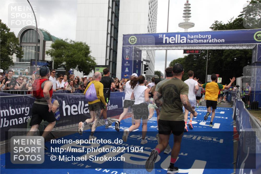 29.06.2025 - hella hamburg halbmarathon Michael Strokosch http://msf.ph/oto/8221904 29.06.2025 10:49:37 Ziel 2516, 2592, 2596, 2878, 2889, 5705, 8437, 8689, 8813, 9038, 9649, 11339, 11340, 11679, 11977, 12094, 13233, 14562, 15392, 15857, 16114, 16592, 16738, 17001, 18476, 18960 meine-sportfotos.de