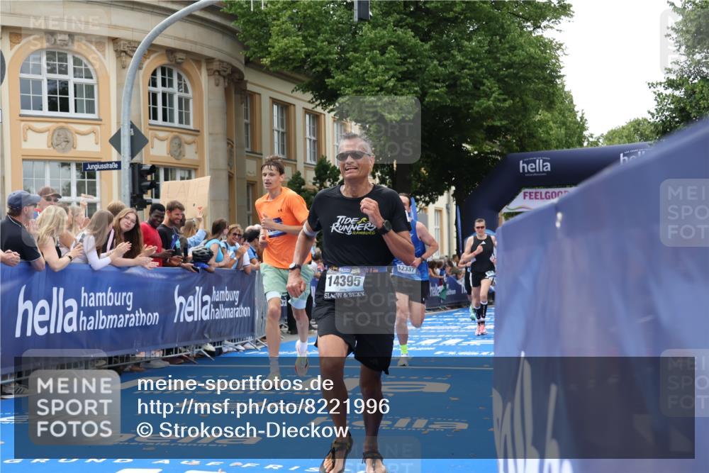 29.06.2025 - hella hamburg halbmarathon Strokosch-Dieckow http://msf.ph/oto/8221996 29.06.2025 10:29:19 Ziel 2075, 8975, 9571, 10156, 12234, 12287, 12337, 13838, 14164, 14395, 15880, 16118, 18737, 19203 meine-sportfotos.de