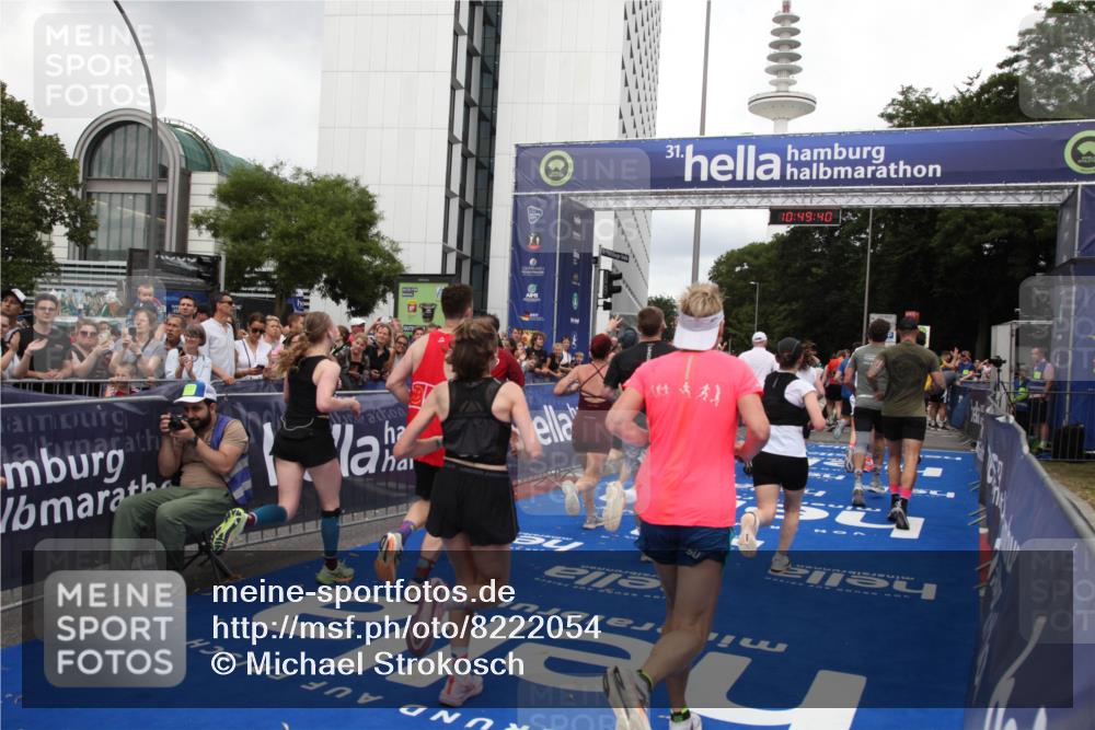 29.06.2025 - hella hamburg halbmarathon Michael Strokosch http://msf.ph/oto/8222054 29.06.2025 10:49:38 Ziel 2516, 2592, 2596, 2889, 2937, 5705, 8437, 8689, 8813, 9038, 9649, 11340, 11679, 11977, 12094, 13233, 14562, 15392, 15857, 16114, 16592, 16738, 17001 meine-sportfotos.de