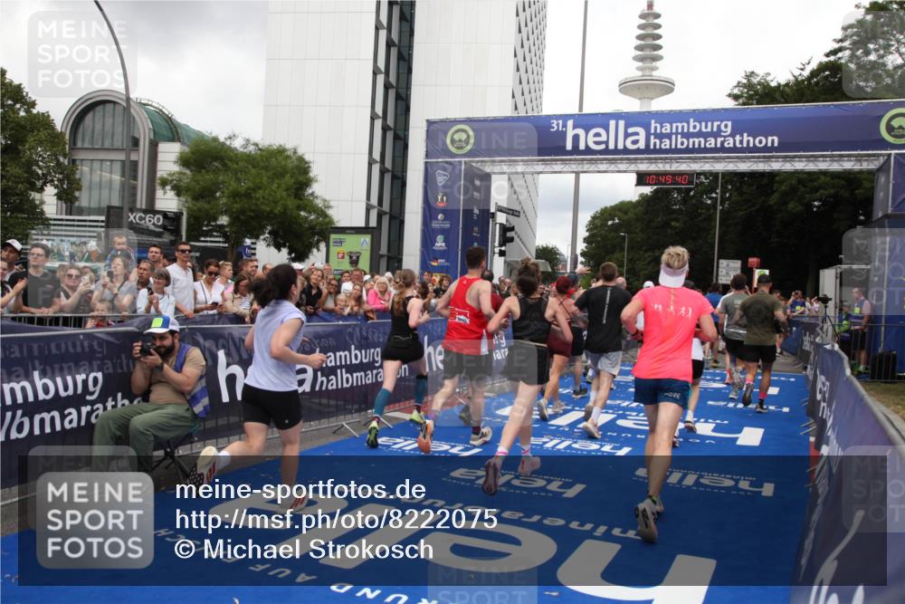 29.06.2025 - hella hamburg halbmarathon Michael Strokosch http://msf.ph/oto/8222075 29.06.2025 10:49:39 Ziel 2504, 2516, 2592, 2596, 2889, 2937, 5705, 5978, 8437, 8689, 9038, 9463, 9649, 11340, 11679, 11977, 12094, 13233, 14562, 15392, 15857, 16114, 16592, 16738, 17001 meine-sportfotos.de