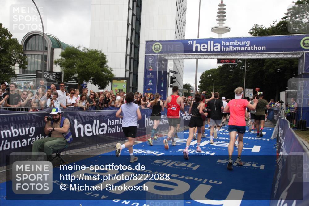 29.06.2025 - hella hamburg halbmarathon Michael Strokosch http://msf.ph/oto/8222088 29.06.2025 10:49:39 Ziel 2504, 2516, 2592, 2596, 2889, 2937, 5705, 5978, 8437, 8689, 9038, 9463, 9649, 11340, 11679, 11977, 12094, 13233, 14562, 15392, 15857, 16114, 16592, 16738, 17001 meine-sportfotos.de