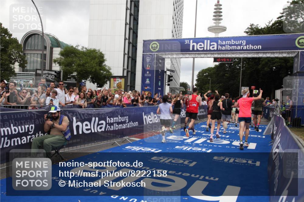 29.06.2025 - hella hamburg halbmarathon Michael Strokosch http://msf.ph/oto/8222158 29.06.2025 10:49:40 Ziel 2504, 2516, 2592, 2596, 2889, 2937, 5705, 5978, 6115, 8689, 9038, 9463, 9649, 11340, 11679, 11977, 12094, 13233, 14562, 15392, 15857, 16114, 16592, 16738, 17001, 18058 meine-sportfotos.de