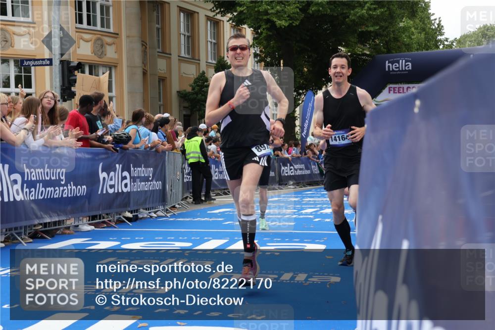 29.06.2025 - hella hamburg halbmarathon Strokosch-Dieckow http://msf.ph/oto/8222170 29.06.2025 10:29:22 Ziel 2021, 2075, 2180, 8975, 9137, 9571, 10156, 10790, 12234, 12287, 12337, 13838, 14164, 14395, 15880, 16118, 17197, 18737, 19203 meine-sportfotos.de