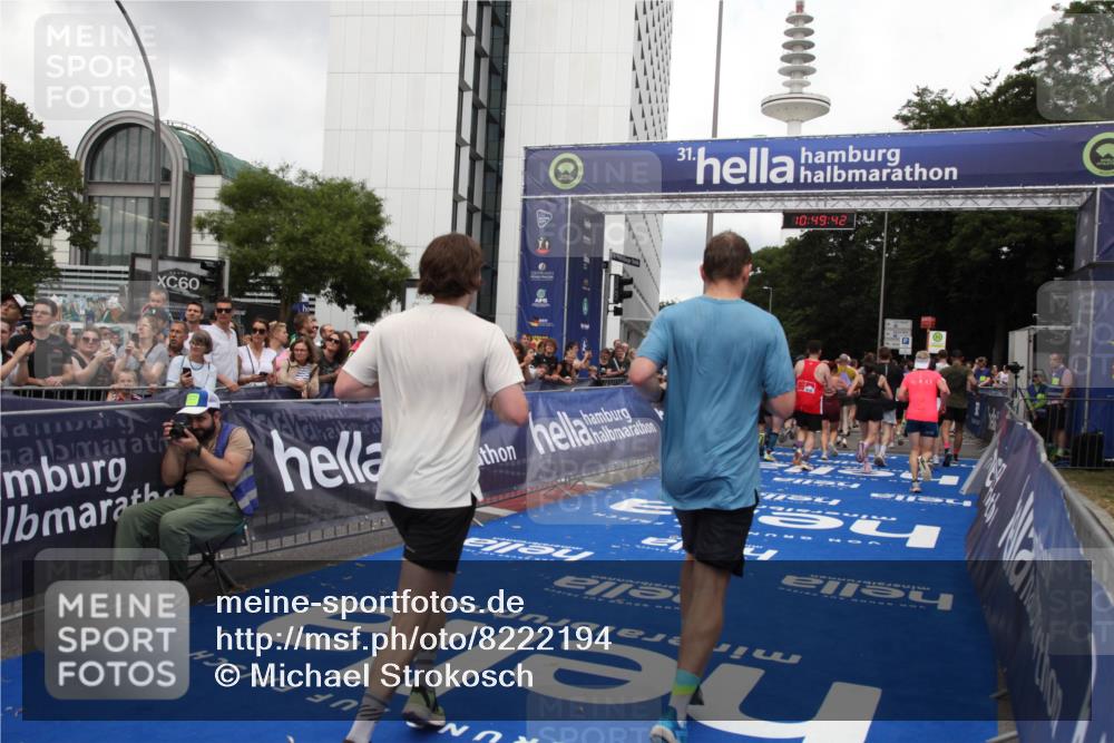 29.06.2025 - hella hamburg halbmarathon Michael Strokosch http://msf.ph/oto/8222194 29.06.2025 10:49:41 Ziel 2504, 2516, 2592, 2596, 2706, 2889, 2937, 5705, 5978, 6115, 9038, 9463, 9649, 11340, 11679, 11977, 13233, 14562, 15392, 15857, 16114, 16592, 16738, 16843, 17001, 18058, 18451 meine-sportfotos.de
