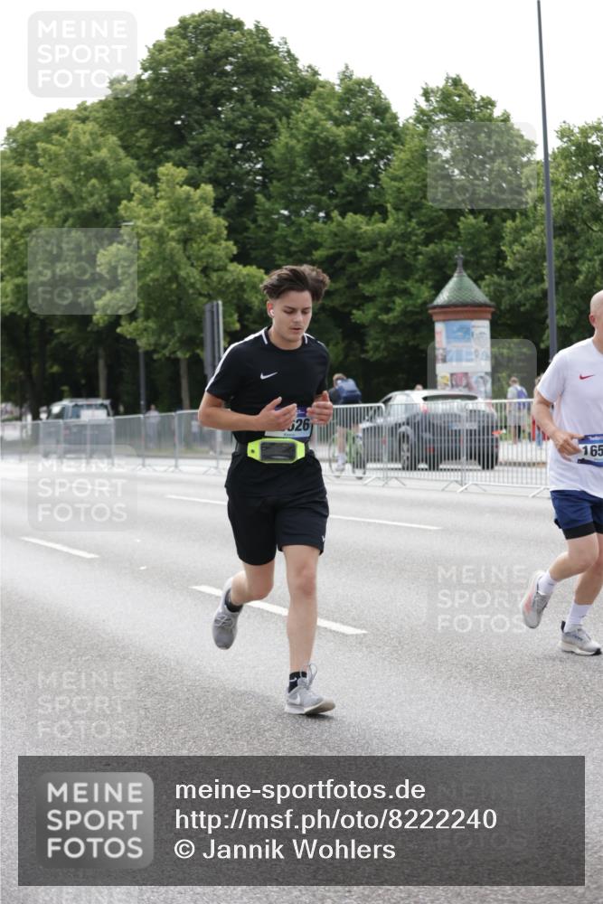 29.06.2025 - hella hamburg halbmarathon Jannik Wohlers http://msf.ph/oto/8222240 29.06.2025 10:27:25 Lombardsbrücke 1148, 2080, 3389, 5177, 6214, 7497, 7764, 7978, 8085, 9567, 9688, 10412, 10413, 12823, 13043, 13860, 14206, 15607, 16569, 16804, 16838, 18301, 18626 meine-sportfotos.de