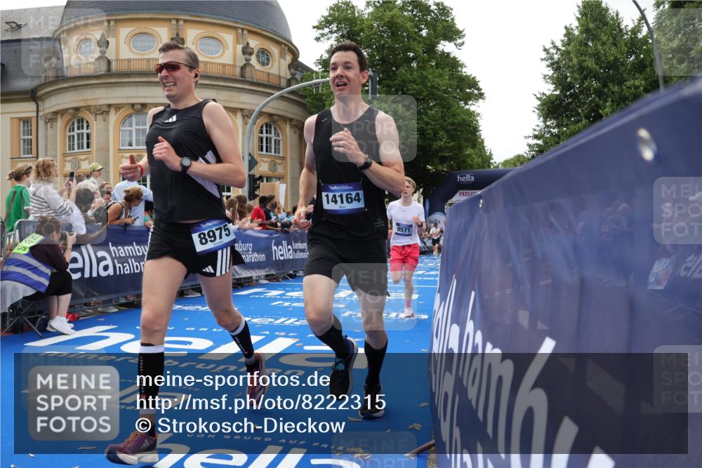 29.06.2025 - hella hamburg halbmarathon Strokosch-Dieckow http://msf.ph/oto/8222315 29.06.2025 10:29:23 Ziel 2021, 2075, 2180, 8975, 9137, 9571, 10156, 10790, 12234, 12287, 12337, 13838, 14164, 14395, 15880, 16118, 17197, 18737, 19203 meine-sportfotos.de
