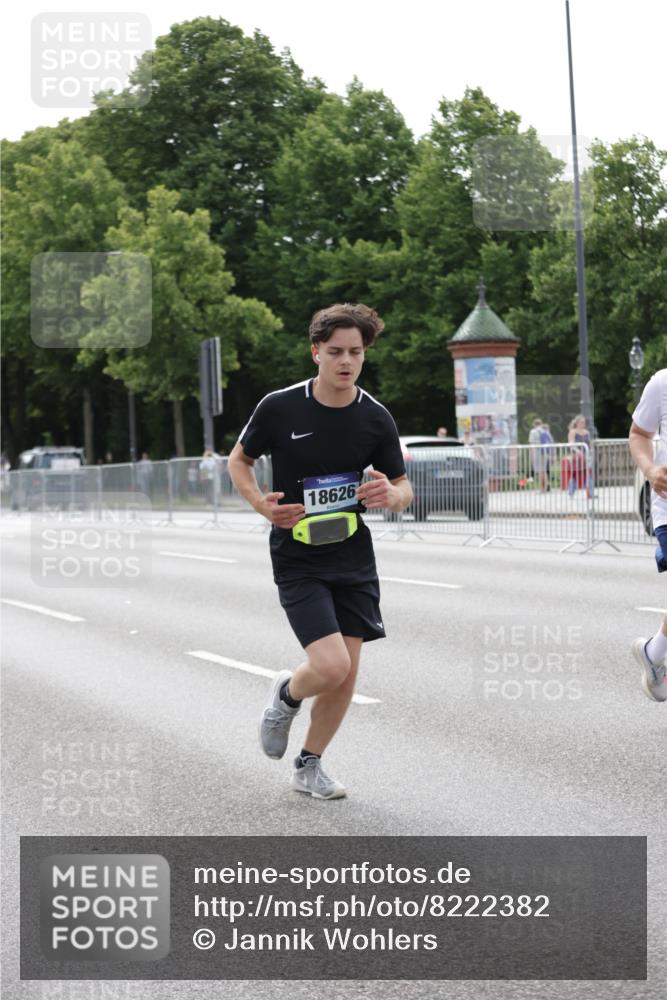 29.06.2025 - hella hamburg halbmarathon Jannik Wohlers http://msf.ph/oto/8222382 29.06.2025 10:27:25 Lombardsbrücke 1148, 2080, 3389, 5177, 6214, 7497, 7764, 7978, 8085, 9567, 9688, 10412, 10413, 12823, 13043, 13860, 14206, 15607, 16569, 16804, 16838, 18301, 18626 meine-sportfotos.de