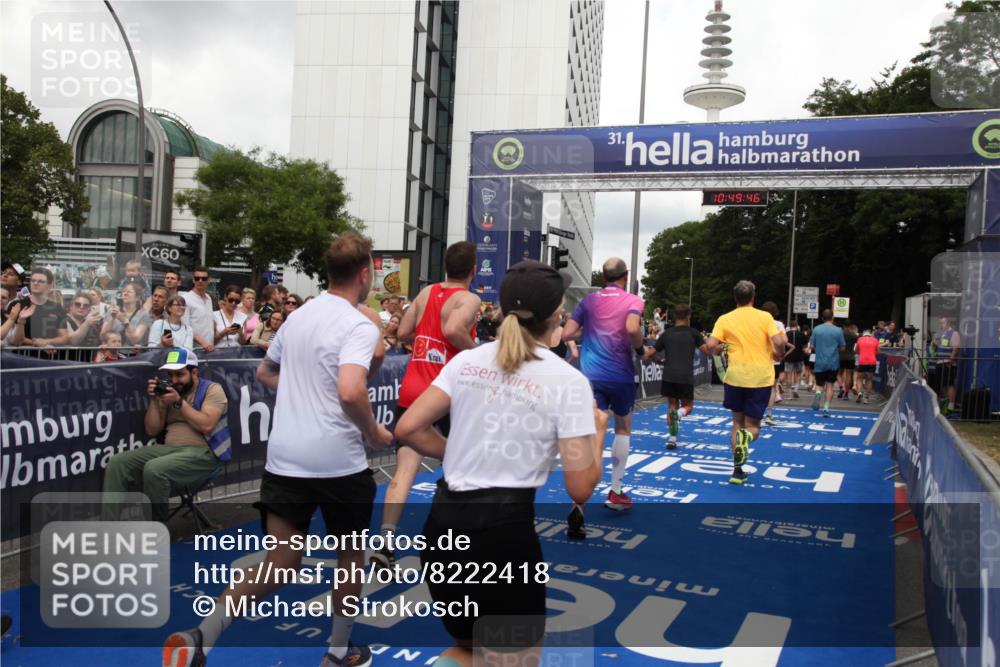 29.06.2025 - hella hamburg halbmarathon Michael Strokosch http://msf.ph/oto/8222418 29.06.2025 10:49:44 Ziel 2504, 2706, 2937, 3060, 3543, 5894, 5978, 6115, 7332, 9038, 9463, 9619, 9649, 11679, 11977, 15392, 16843, 16877, 17001, 17282, 18058, 18451, 18926 meine-sportfotos.de