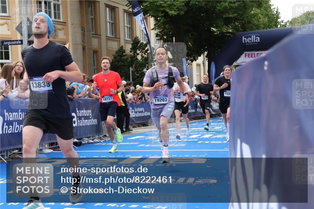 29.06.2025 - hella hamburg halbmarathon Strokosch-Dieckow http://msf.ph/oto/8222461 29.06.2025 10:29:26 Ziel 2021, 2075, 2180, 8784, 8975, 9137, 9571, 10156, 10790, 12234, 13838, 14164, 15880, 16118, 17197, 18737, 19203 meine-sportfotos.de