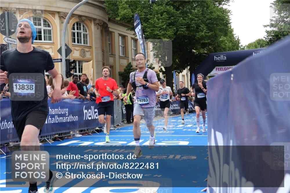 29.06.2025 - hella hamburg halbmarathon Strokosch-Dieckow http://msf.ph/oto/8222481 29.06.2025 10:29:26 Ziel 2021, 2075, 2180, 8784, 8975, 9137, 9571, 10156, 10790, 12234, 13838, 14164, 15880, 16118, 17197, 18737, 19203 meine-sportfotos.de