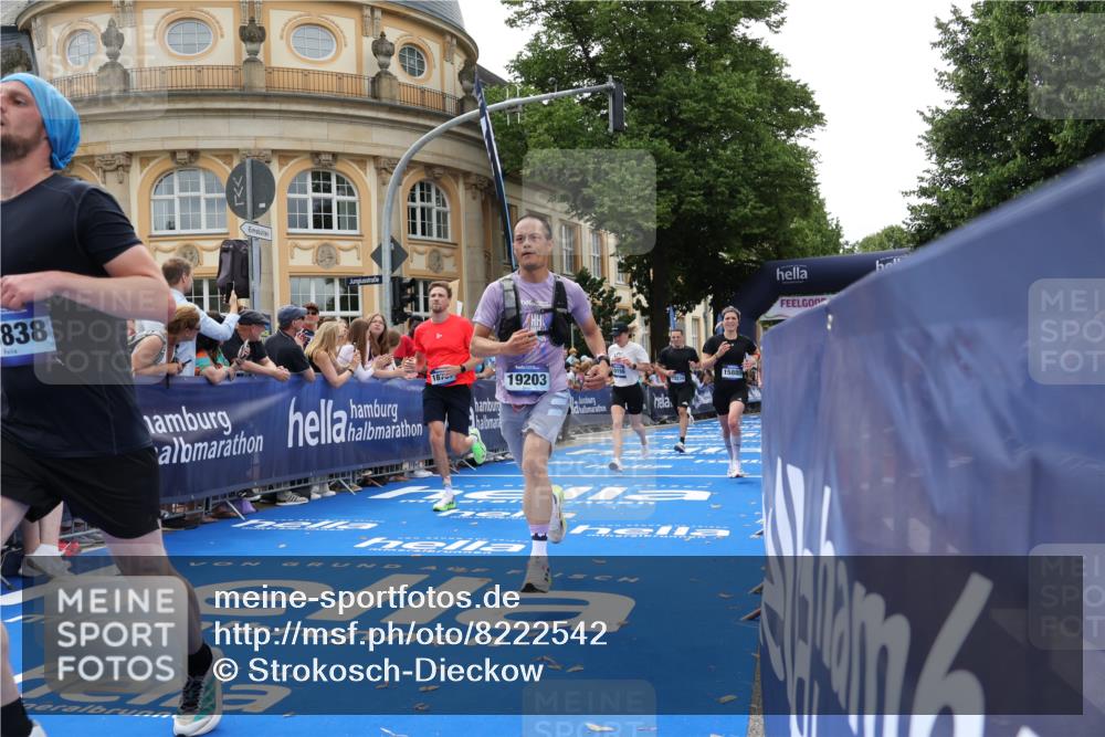 29.06.2025 - hella hamburg halbmarathon Strokosch-Dieckow http://msf.ph/oto/8222542 29.06.2025 10:29:27 Ziel 2021, 2075, 2180, 8784, 8975, 9137, 9571, 10156, 10790, 12234, 13838, 15880, 16118, 17197, 18737, 19203 meine-sportfotos.de