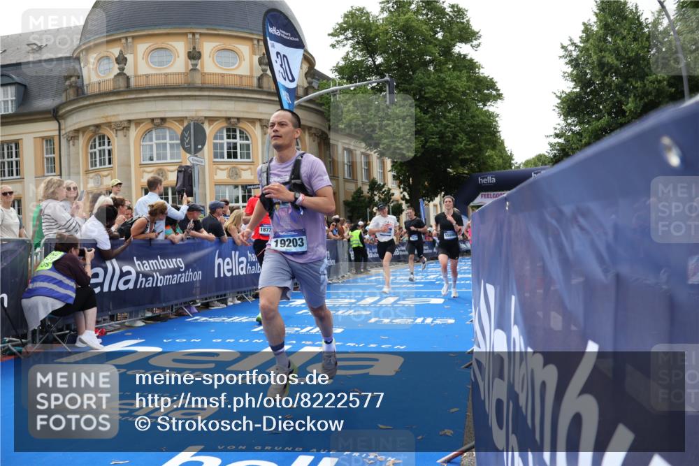 29.06.2025 - hella hamburg halbmarathon Strokosch-Dieckow http://msf.ph/oto/8222577 29.06.2025 10:29:27 Ziel 2021, 2075, 2180, 8784, 8975, 9137, 9571, 10156, 10790, 12234, 13838, 15880, 16118, 17197, 18737, 19203 meine-sportfotos.de